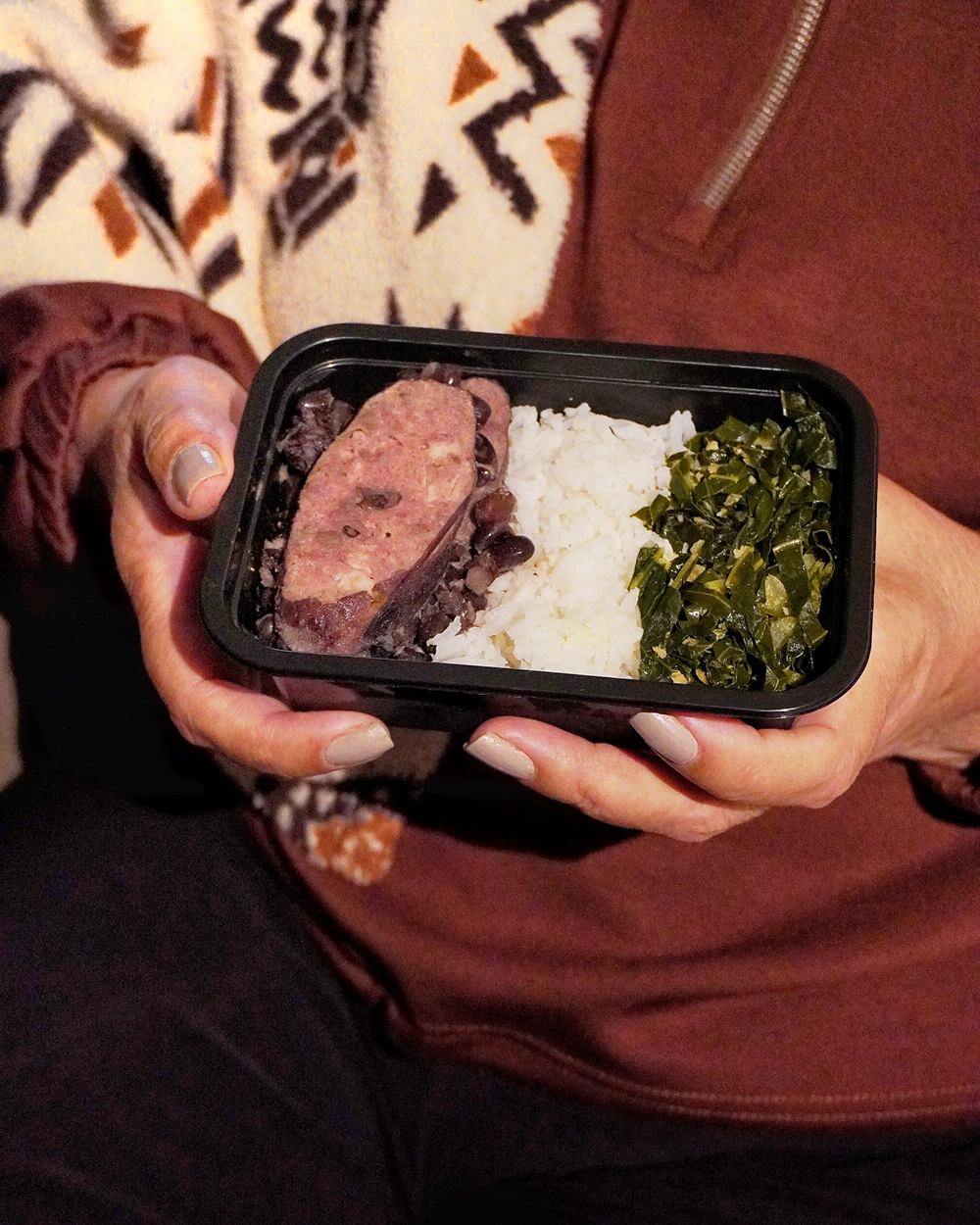 Marmita com arroz, feijão preto, linguiça e couve refogada