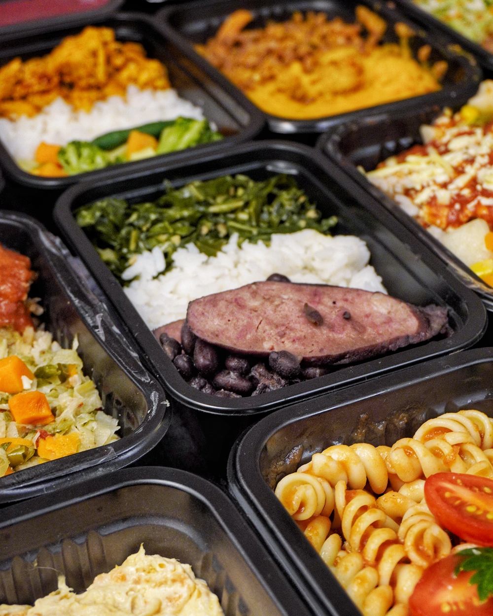 Marmitas variadas prontas, com arroz, couve, linguiça e massas